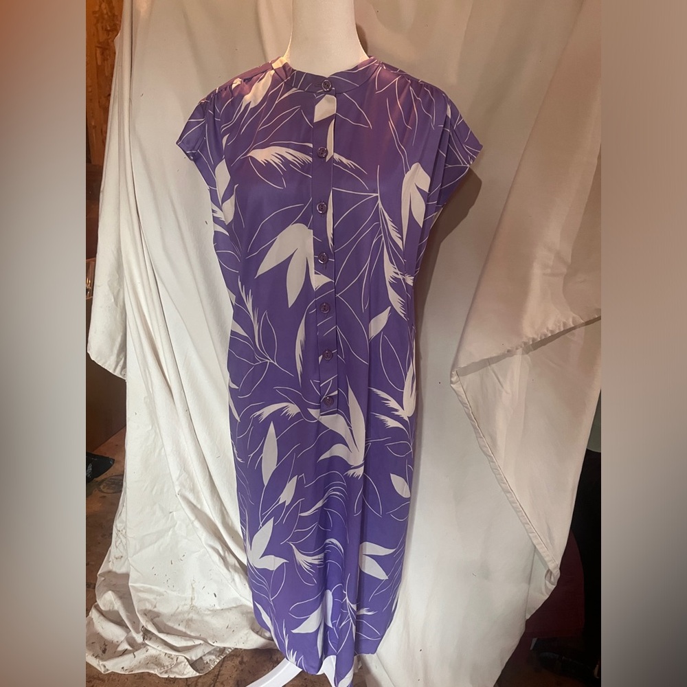 San Francisco Vintage Floral Summer Hawaiian Purple Dress w/ White Flowers